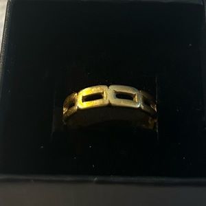 22 carat gold link design ring.